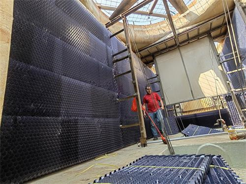 閉式冷卻塔在市場中的發(fā)展地位還是比較穩(wěn)定的!(大中